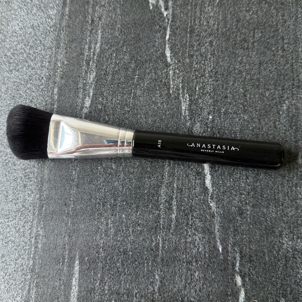 Anastasia Beverly Hills A18 angled chisler brush